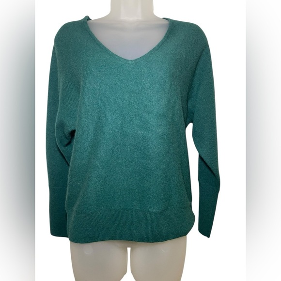 Tahari 100% Cashmere Green V-Neck Sweater 2-Ply Pullover Size Medium - Picture 2 of 6